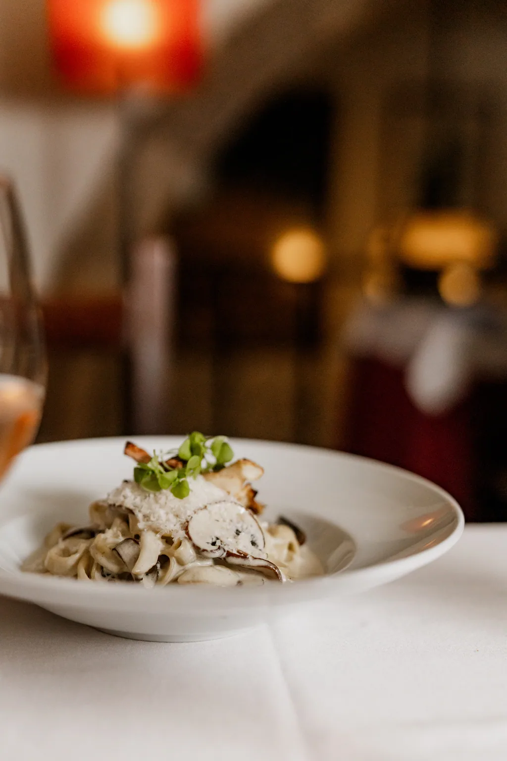 Pilz-Tagliatelle mit Käse, am Tisch serviert