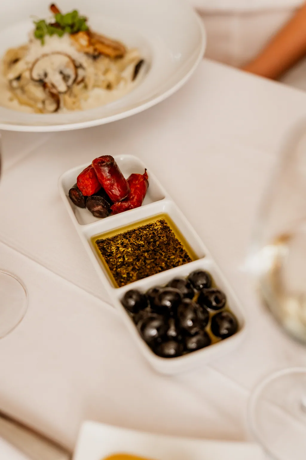Couvert da casa: azeitonas, azeite com ervas e pimentos assados