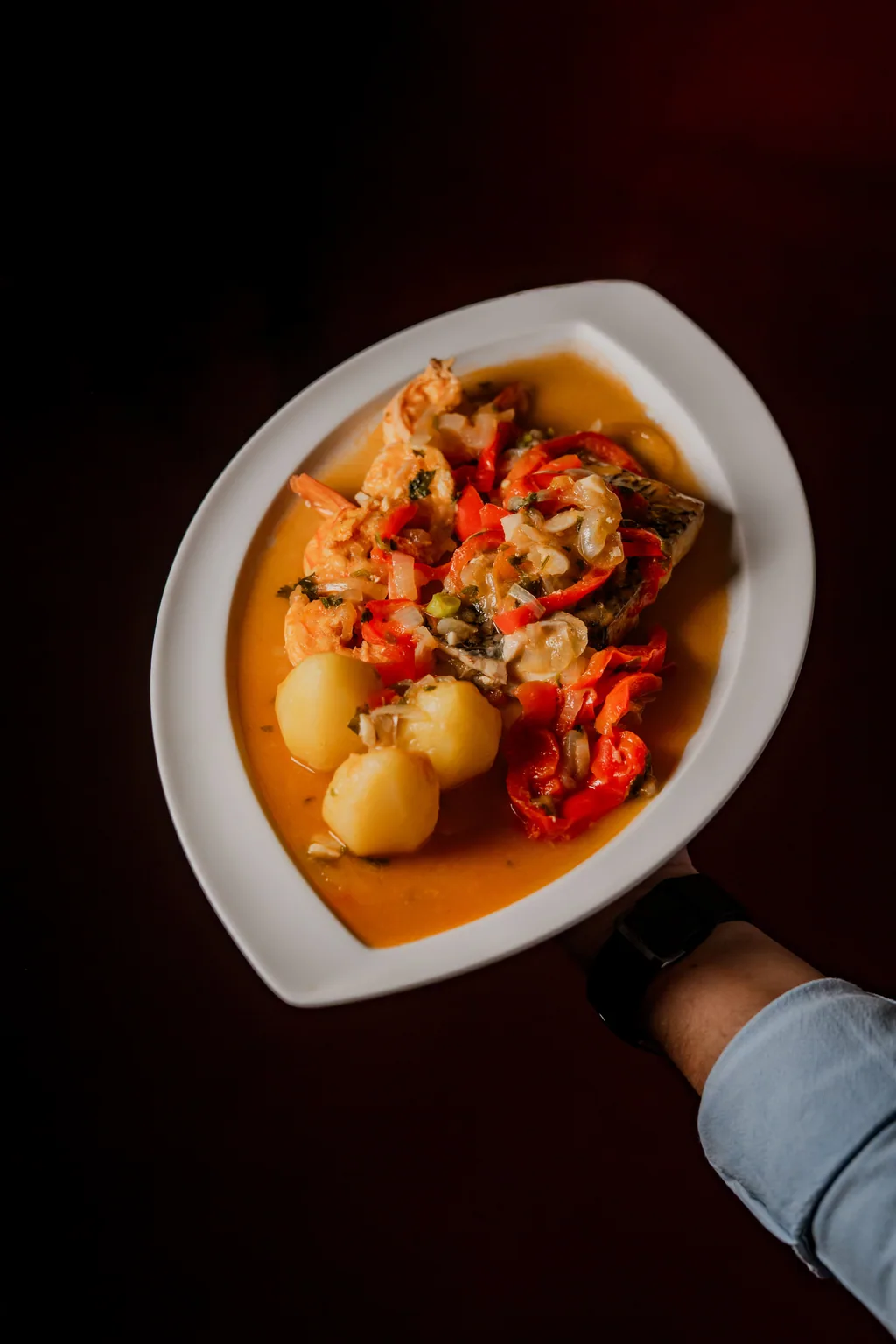 Stockfisch mit Kartoffeln und Paprika im tiefen Teller