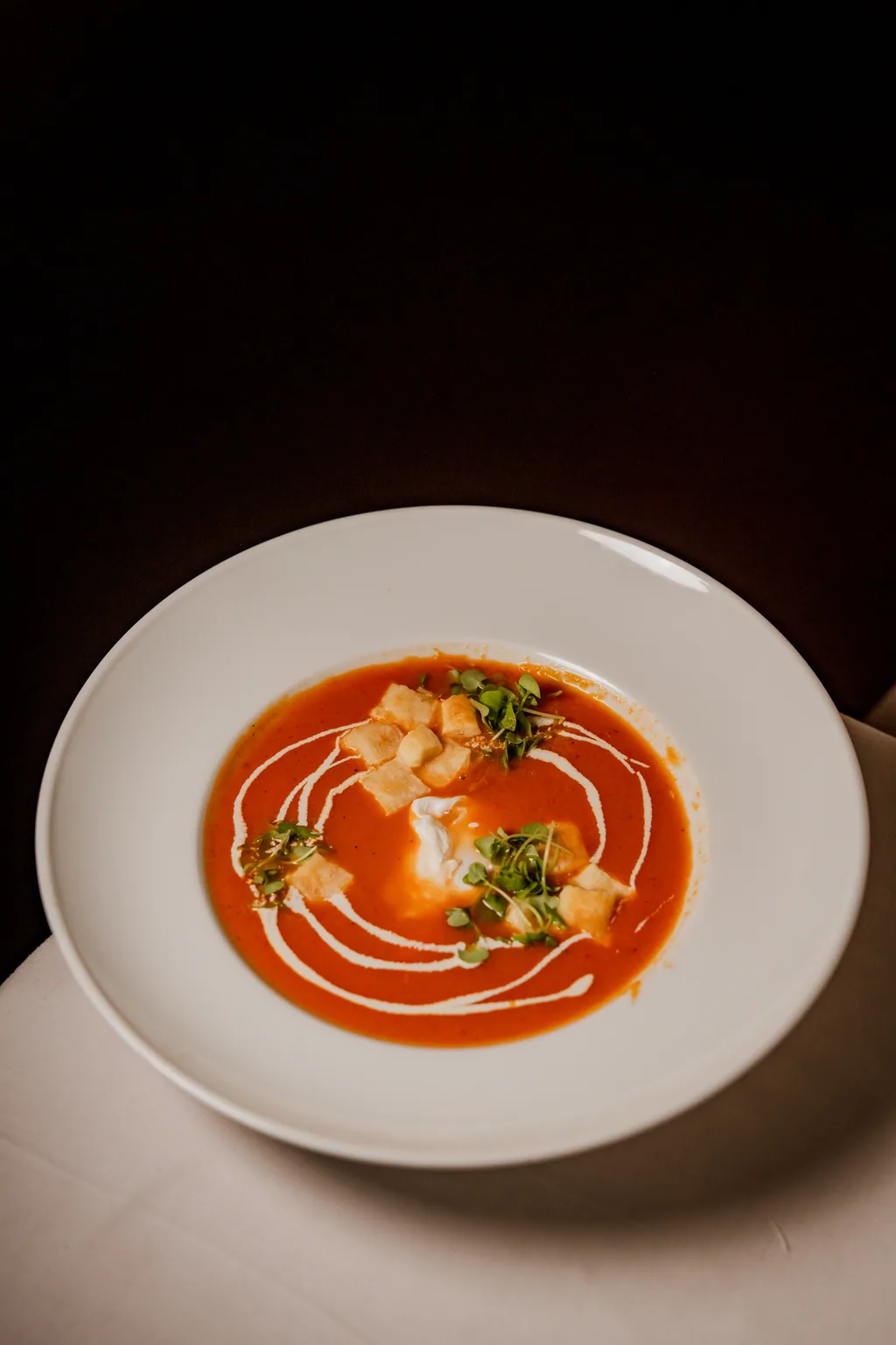 Creme de tomate assado com ovo escalfado, visto de cima
