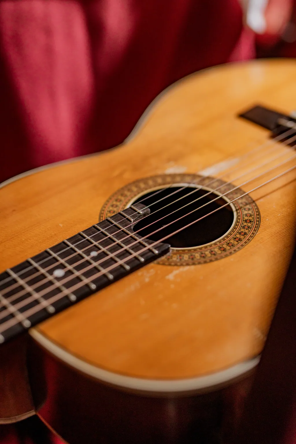 Die Gitarre in Nahaufnahme, Holz und Saiten