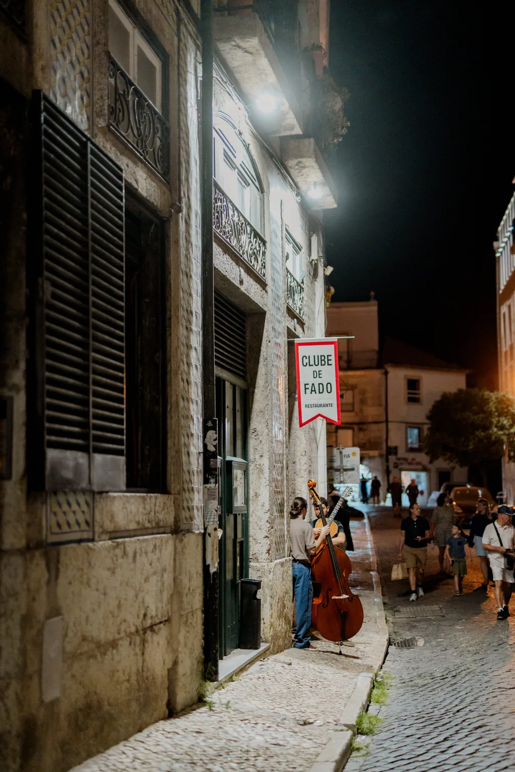 Die Fassade bei Nacht, Musiker in der Gasse an der Kathedrale