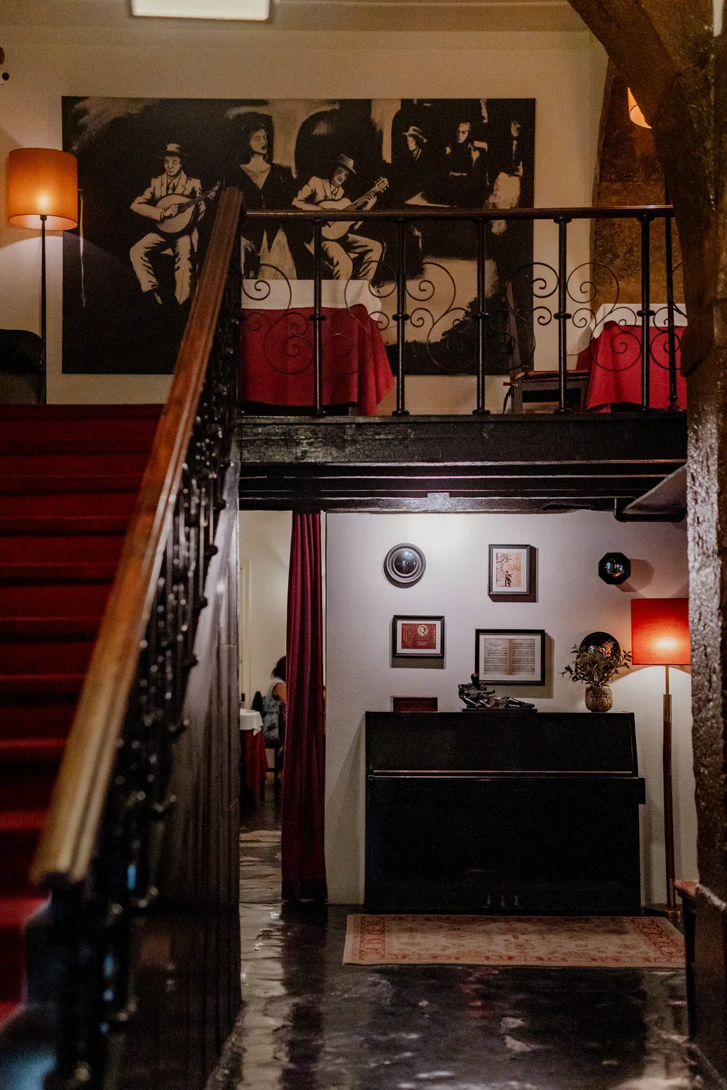 Die Innentreppe, zwischen Rottönen und Bildern