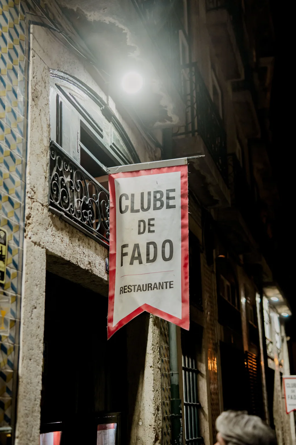 Das Banner des Clube de Fado an der Azulejo-Fassade