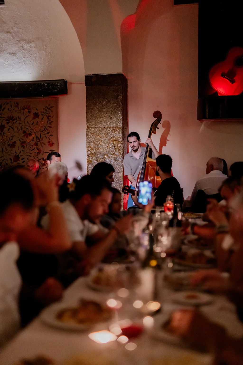 Die lange Tafel, im Hintergrund spielt das Ensemble