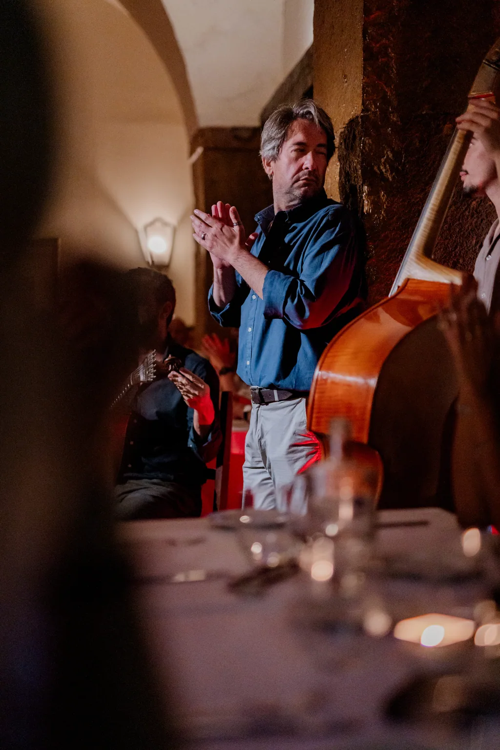 Applaus im Saal und der Kontrabass im Vordergrund, mitten in der Fado-Nacht