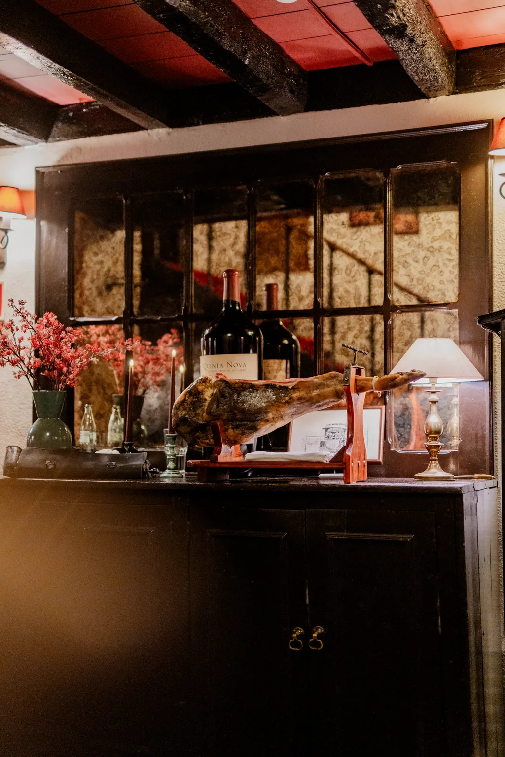 The house counter with the ham, the flowers and the lamp