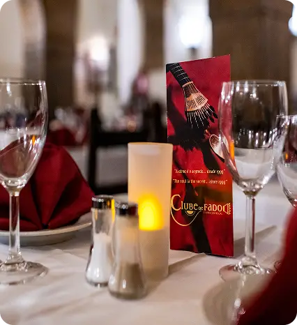 Ambiente intimista no Clube de Fado em Alfama, Lisboa