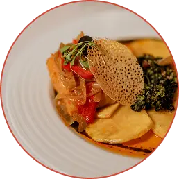 Prato tradicional português servido no Clube de Fado em Alfama, Lisboa