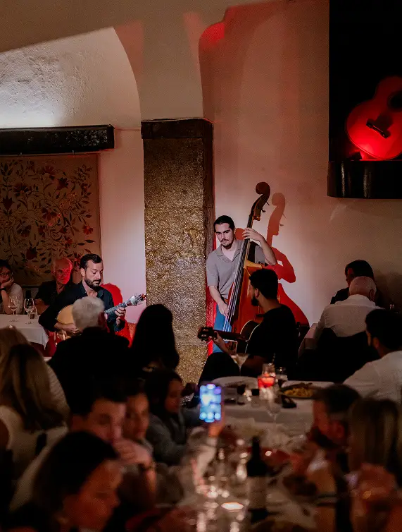 Ambiente de fado tradicional no Clube de Fado em Alfama, Lisboa