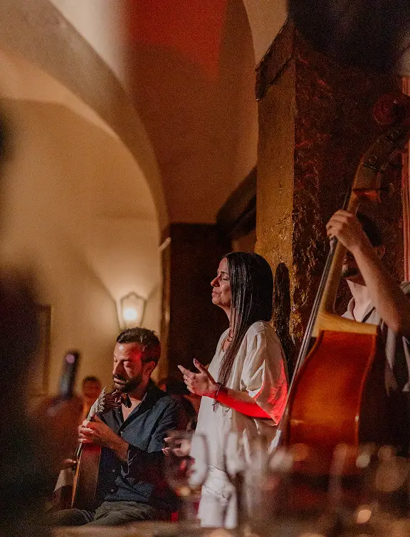 Ambiente de fado tradicional no Clube de Fado em Alfama, Lisboa