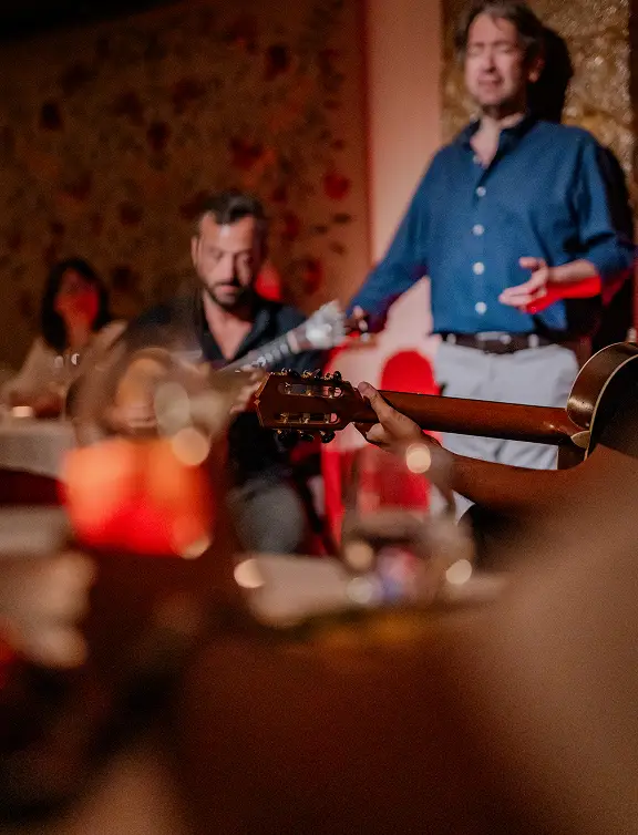 Ambiente de fado tradicional no Clube de Fado em Alfama, Lisboa