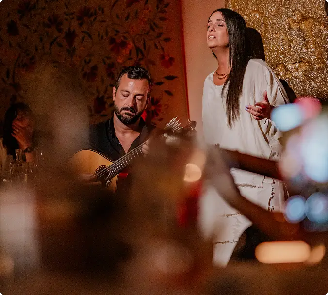 Ambiente de fado tradicional no Clube de Fado em Alfama, Lisboa