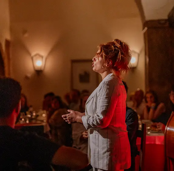 Ambiente de fado tradicional no Clube de Fado em Alfama, Lisboa
