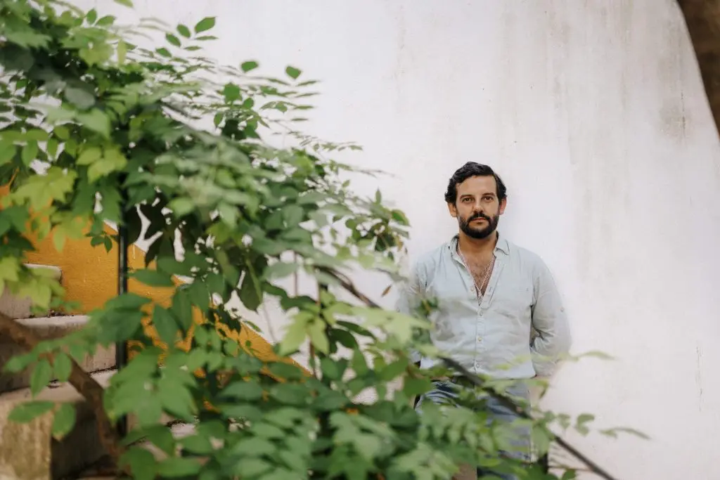 Peu Madureira a atuar no Clube de Fado em Alfama, Lisboa