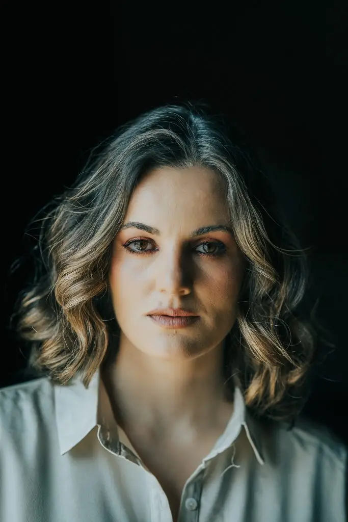 Sara Paixão a atuar no Clube de Fado em Alfama, Lisboa