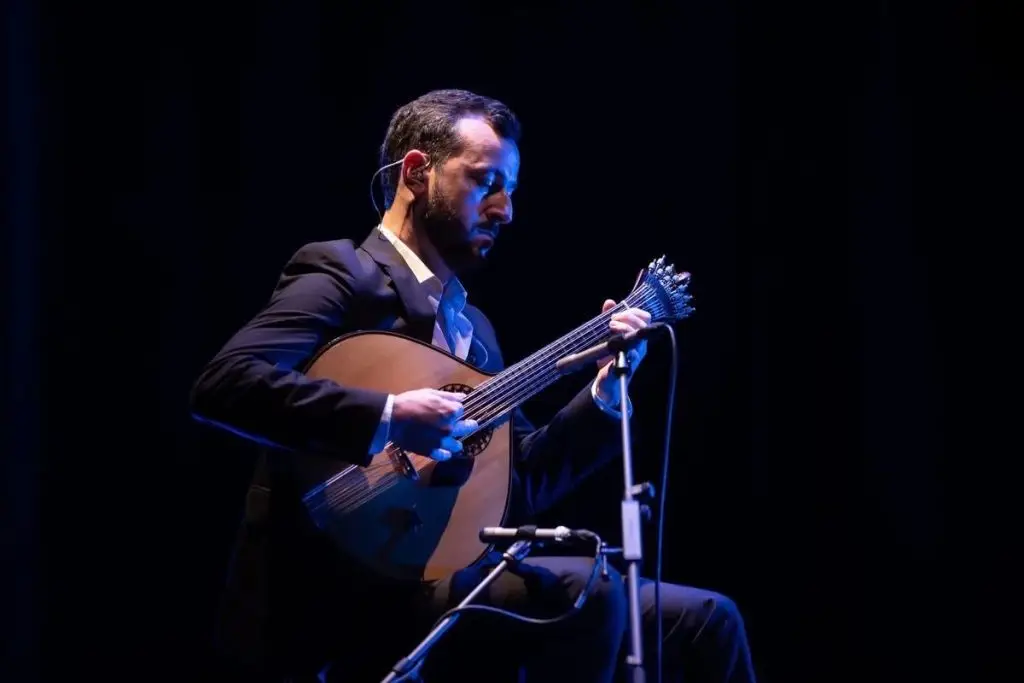 David Ribeiro a atuar no Clube de Fado em Alfama, Lisboa