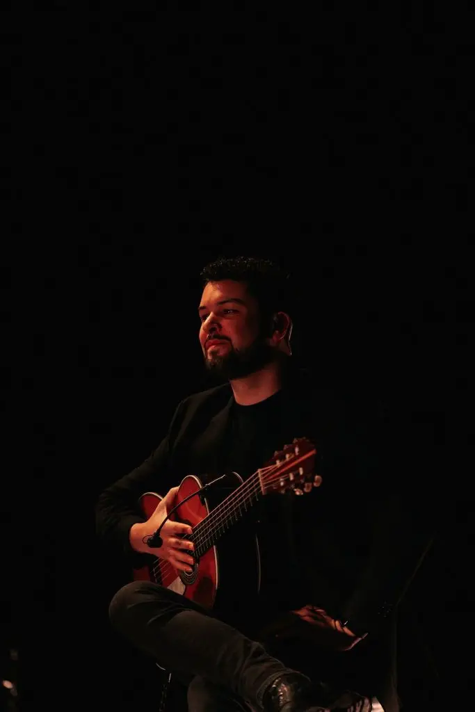Flávio César Cardoso a atuar no Clube de Fado em Alfama, Lisboa