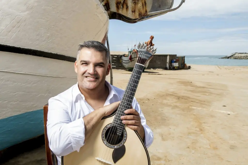 José Manuel Neto a atuar no Clube de Fado em Alfama, Lisboa