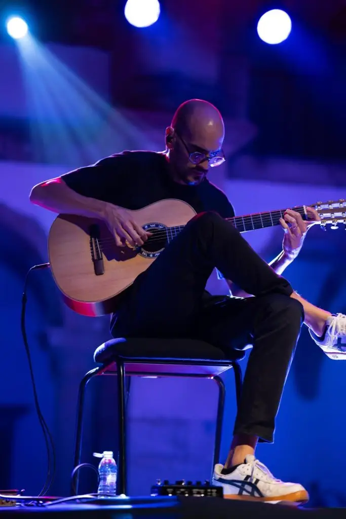 Pedro Saltão a atuar no Clube de Fado em Alfama, Lisboa
