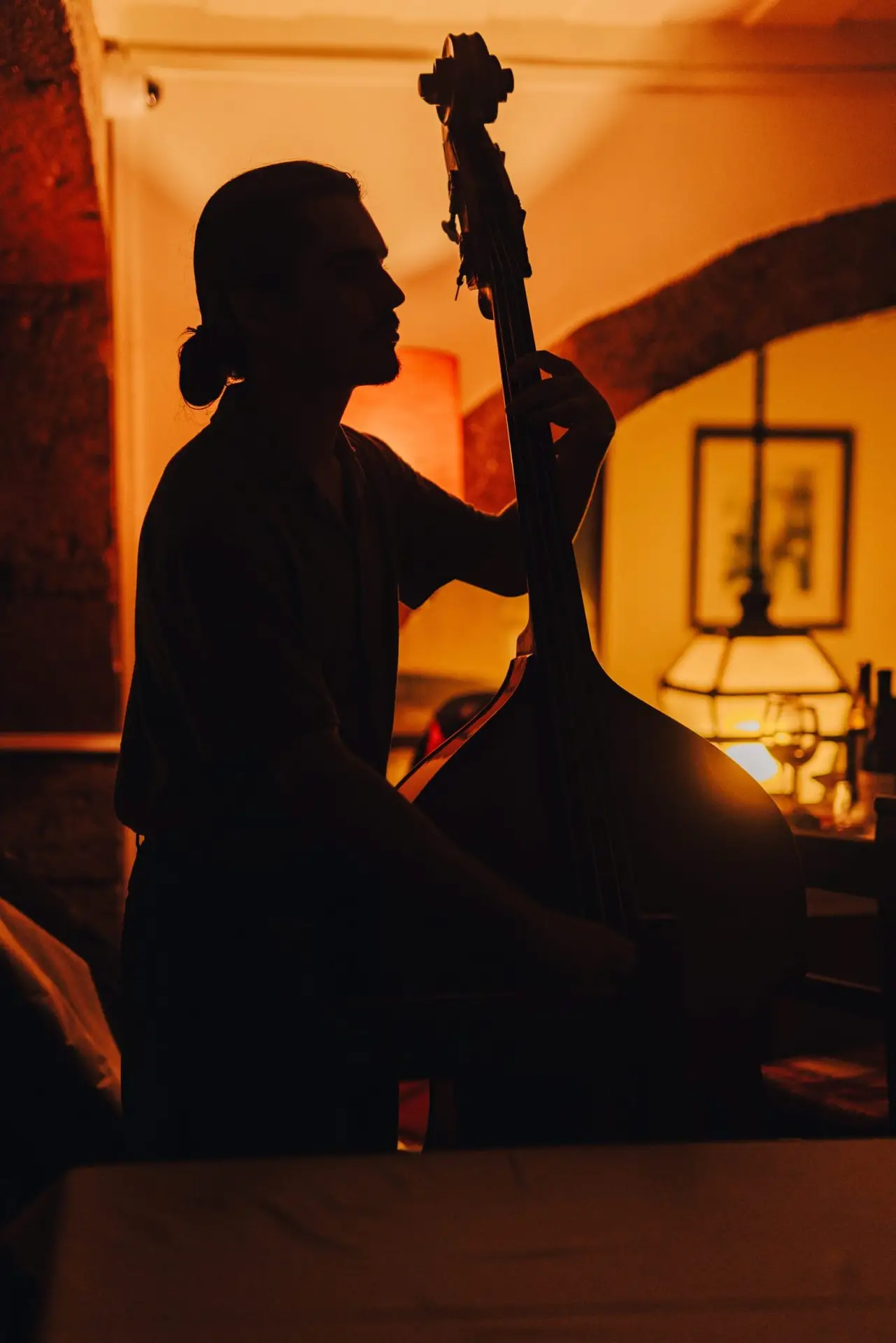 Ambiente de fado tradicional no Clube de Fado em Alfama, Lisboa
