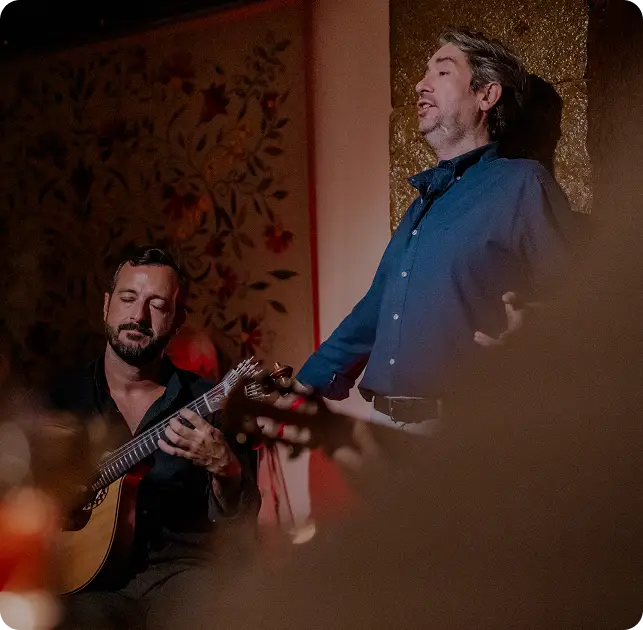 Ambiente de fado tradicional no Clube de Fado em Alfama, Lisboa