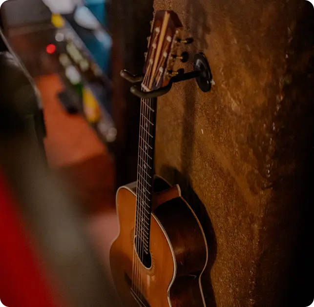 Ambiente de fado tradicional no Clube de Fado em Alfama, Lisboa