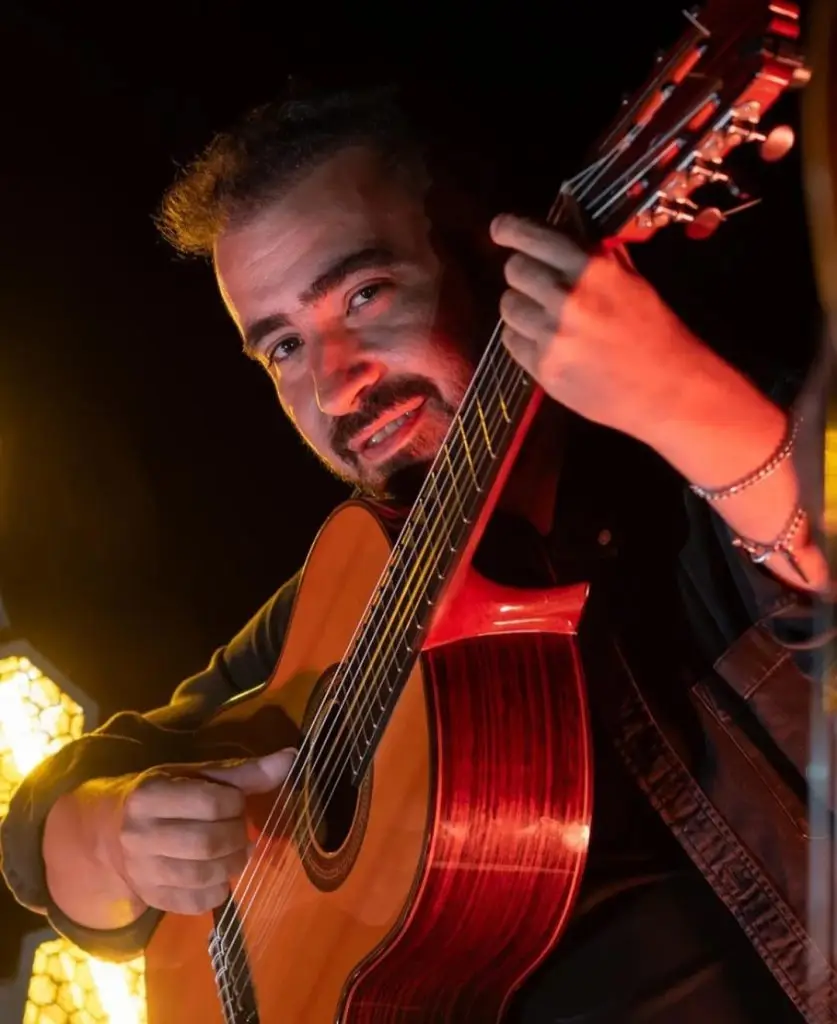 Pedro Soares a atuar no Clube de Fado em Alfama, Lisboa